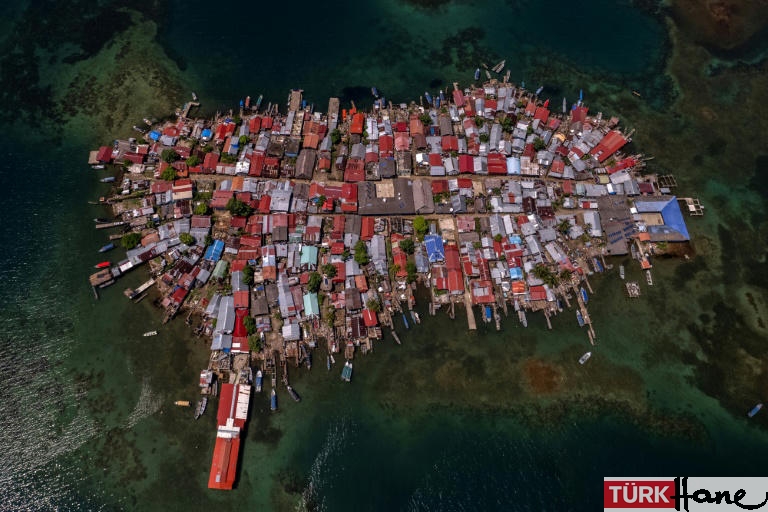 Deniz seviyesi yükselince bir adasını tahliye ediyor