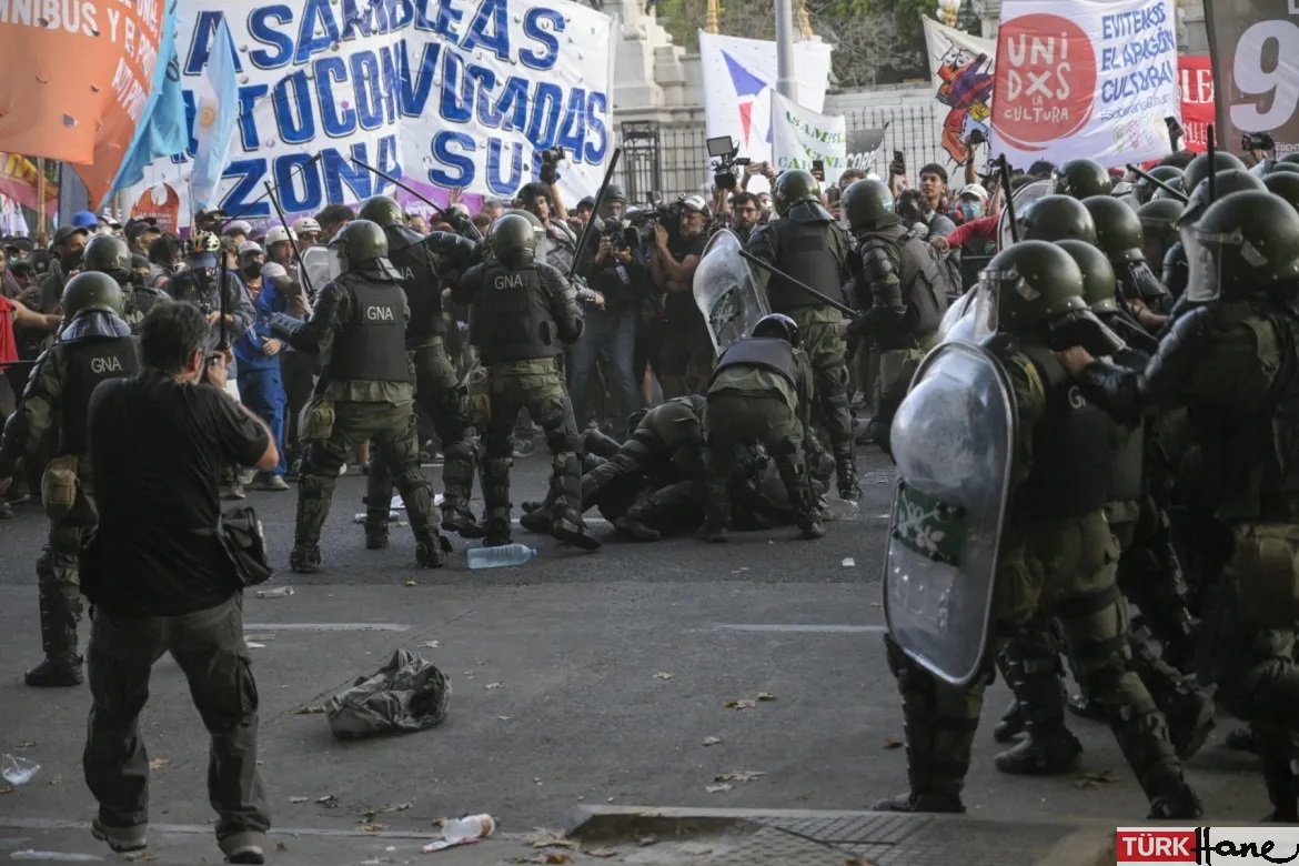 Arjantin’de reform paketi tansiyonu yükseltti