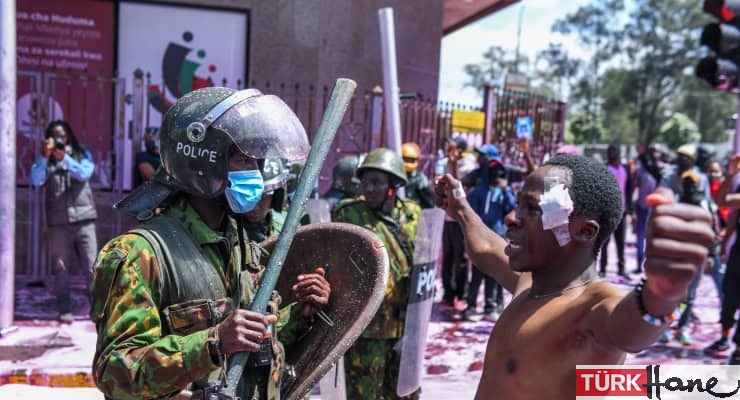 Kenya başkanı ölümcül protestoların ardından vergi zammından vazgeçti