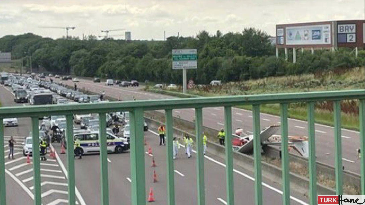 Fransa’da otoyola küçük uçak düştü: 3 ölü
