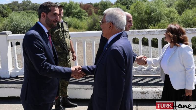 Türkiye-Ermenistan normalleşmesi; iki ülkenin özel temsilcileri sınırda el sıkıştı