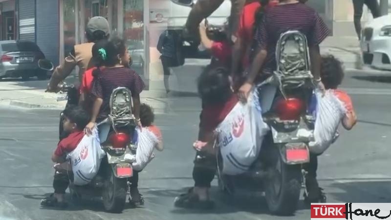 Motosiklete sığmayan 2 çocuğu çuvalla taşıdılar