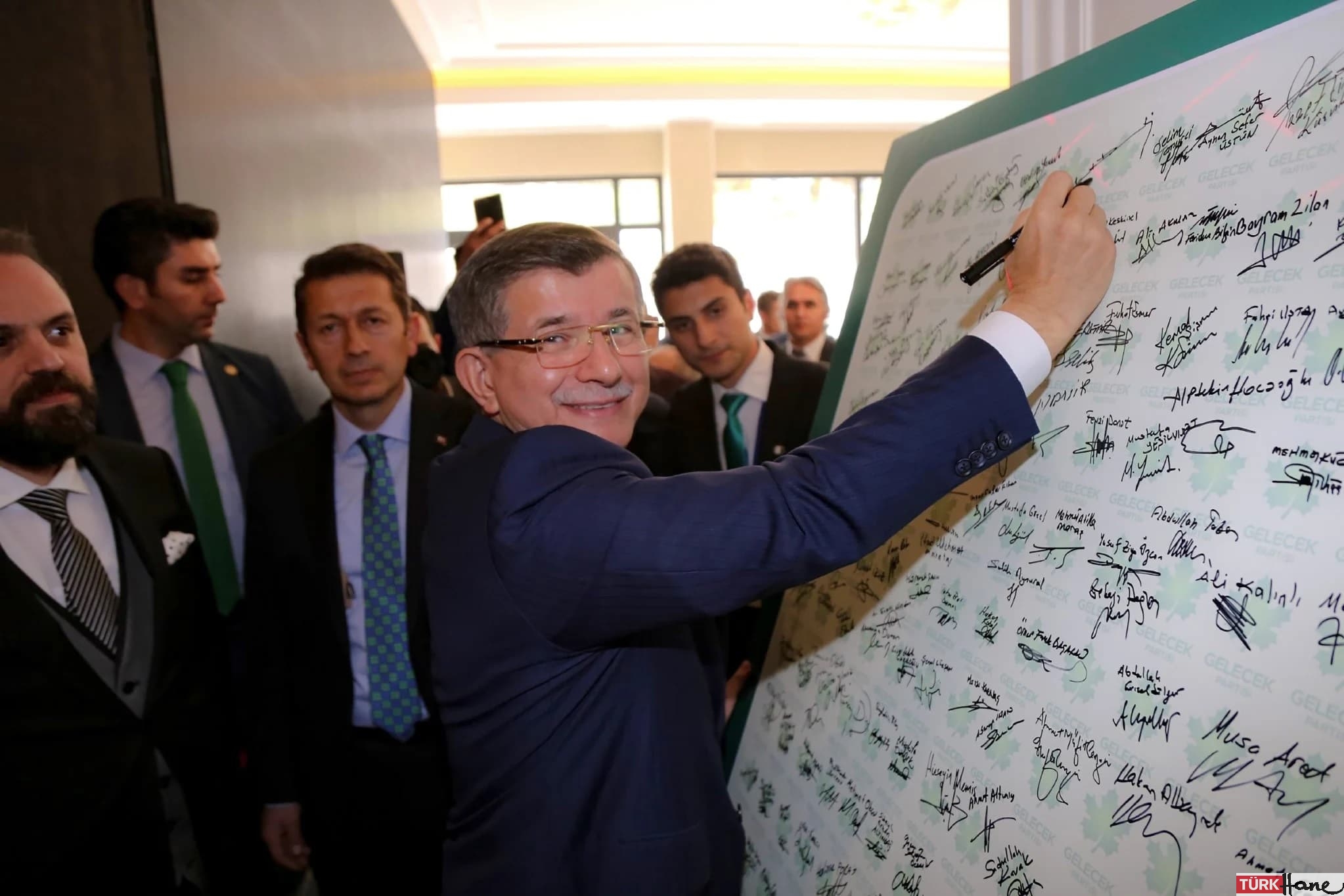 Davutoğlu, teğmenlerin ihracını destekledi