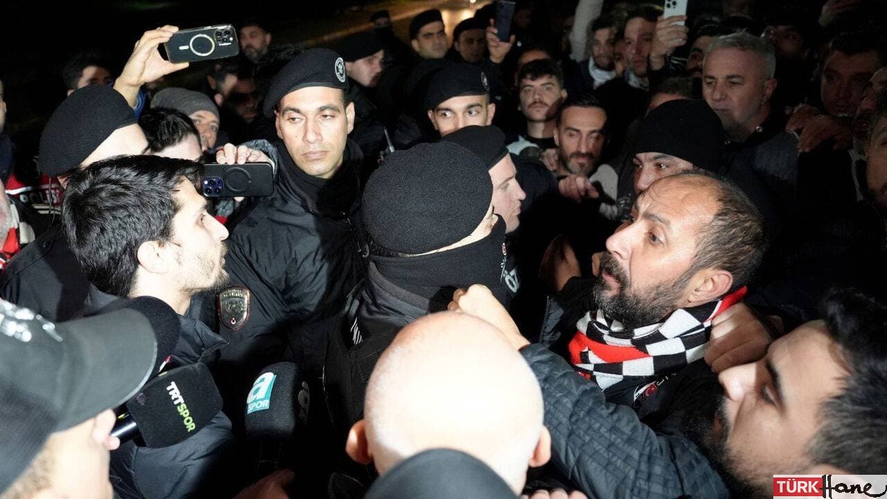 Beşiktaşlı taraftarlar, havaalanına giderek takımı protesto etti