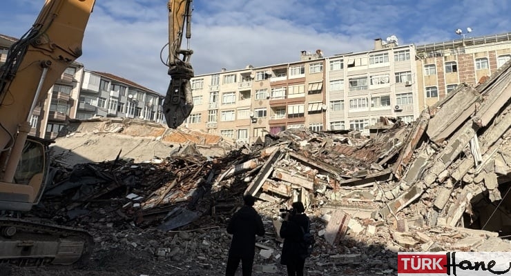 Güngören’de kentsel dönüşüm kapsamında boşaltılan bina çöktü