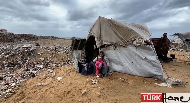 Gazze’nin merkezinde yerinden edilmiş Filistinli aileler, yırtık çadırlarda sert bir kışla karşı karşıya