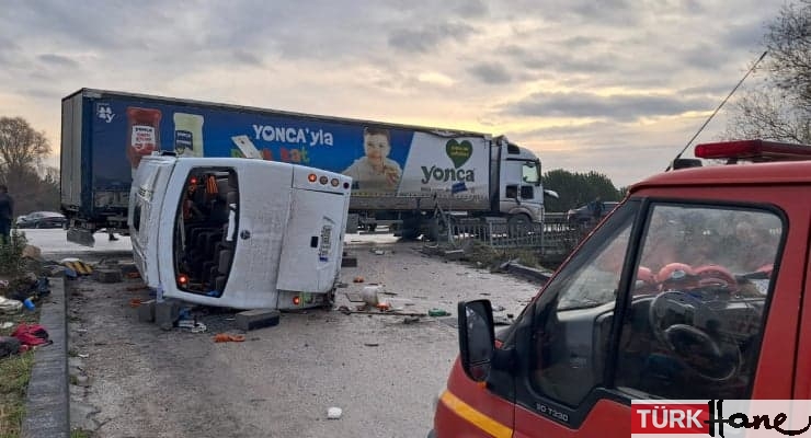Balıkesir’de okul servisi ile tır çarpıştı: Sekizi ağır 26 yaralı