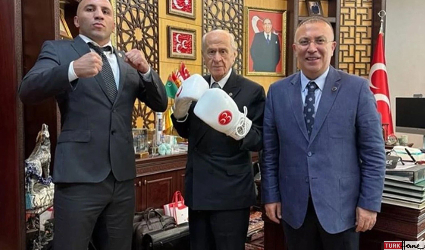 Devlet Bahçeli boks eldivenlerini taktı