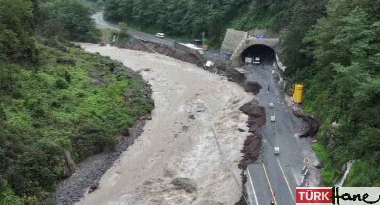 Rize’de sağanak hayatı durdurdu, Ayder yolu kapandı