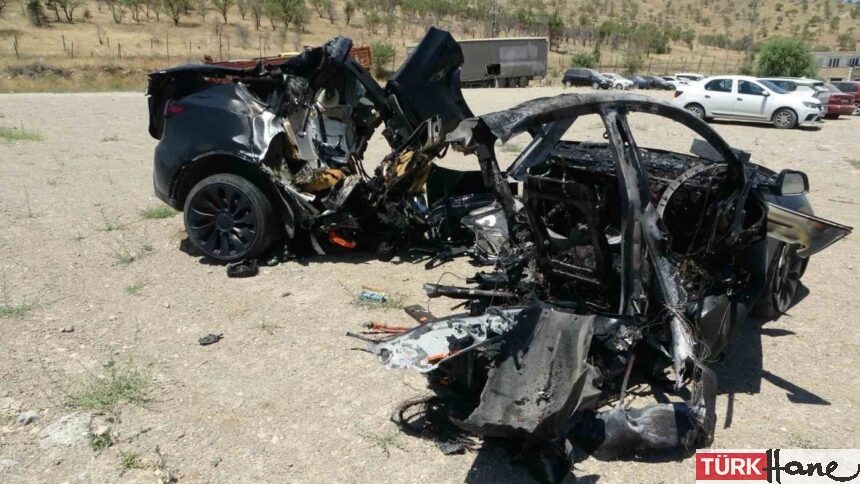 Almanya’da Tesla faciası: Kapılar açılmadı, üç kişi yanarak öldü