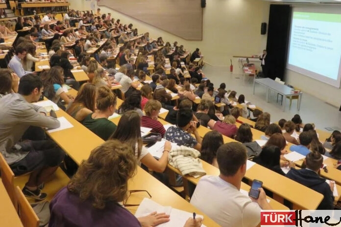 YÖK yeni düzenlemeyi duyurdu: Üniversiteyi 3 yılda bitirmek mümkün olacak