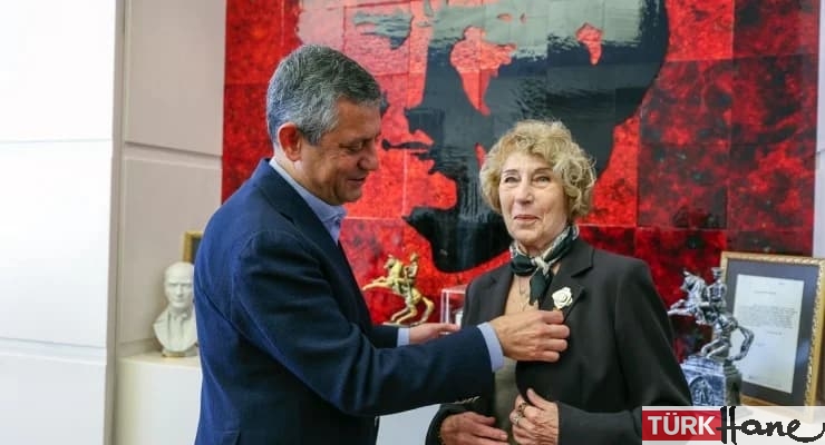 Yazar Ayşe Kulin 84 yaşında CHP üyesi oldu