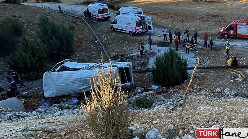 Mersin’de tarım işçilerini taşıyan minibüs şarampole devrildi: 5 ölü, 14 yaralı