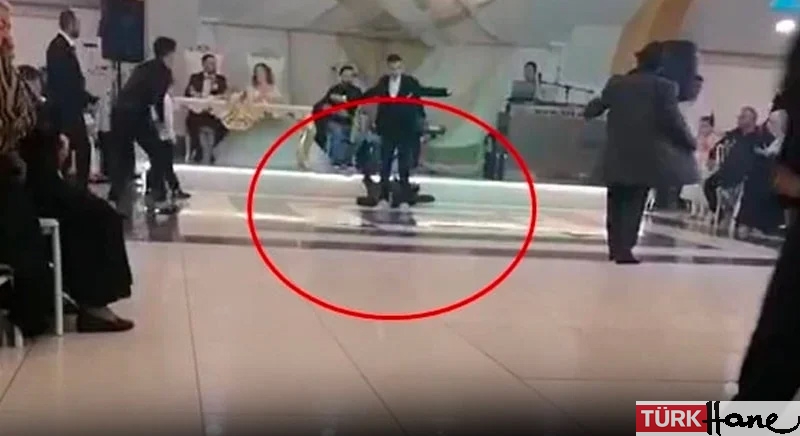 Düğünde şarkı söylerken hayatını kaybetti