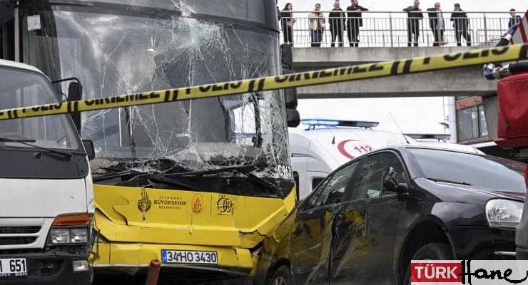 Sinir krizi geçiren otobüs şoförü motosikletliyi ezmeye çalıştı
