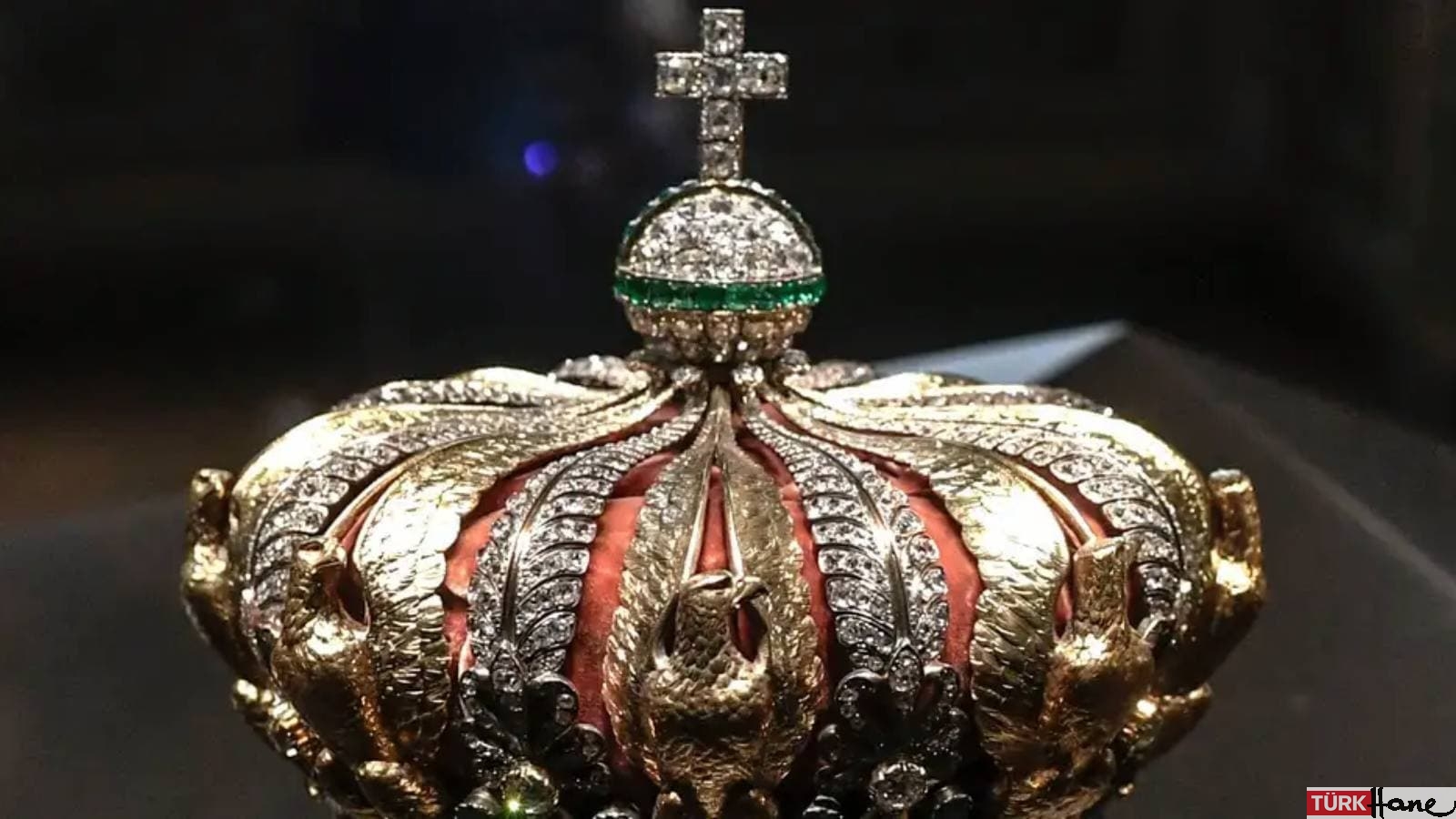 Louvre Müzesi soygunu: Hırsızlar her yerde aranıyor