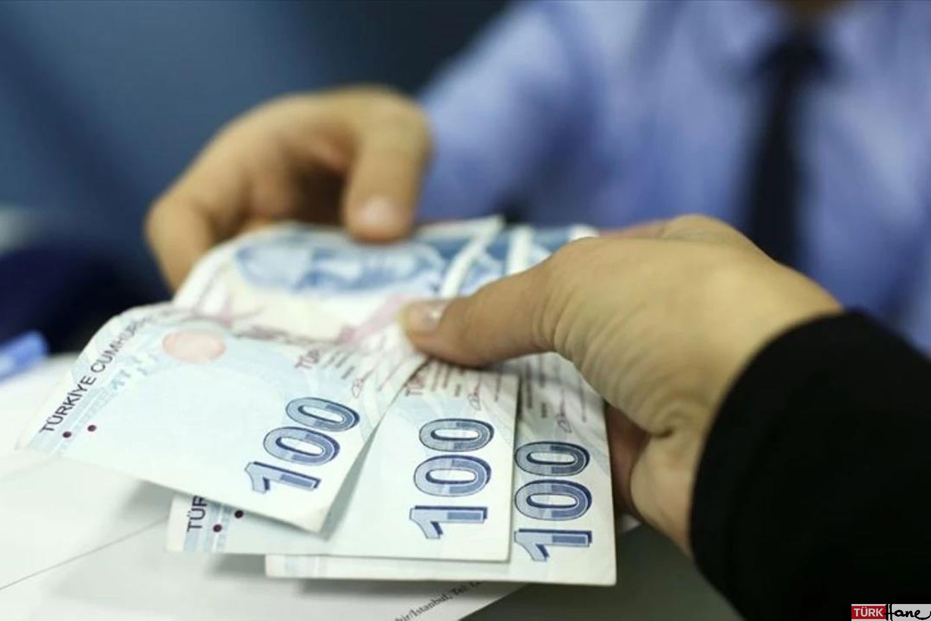 270 şubeli dev banka iflas etti: Önünde uzun kuyruklar oluştu