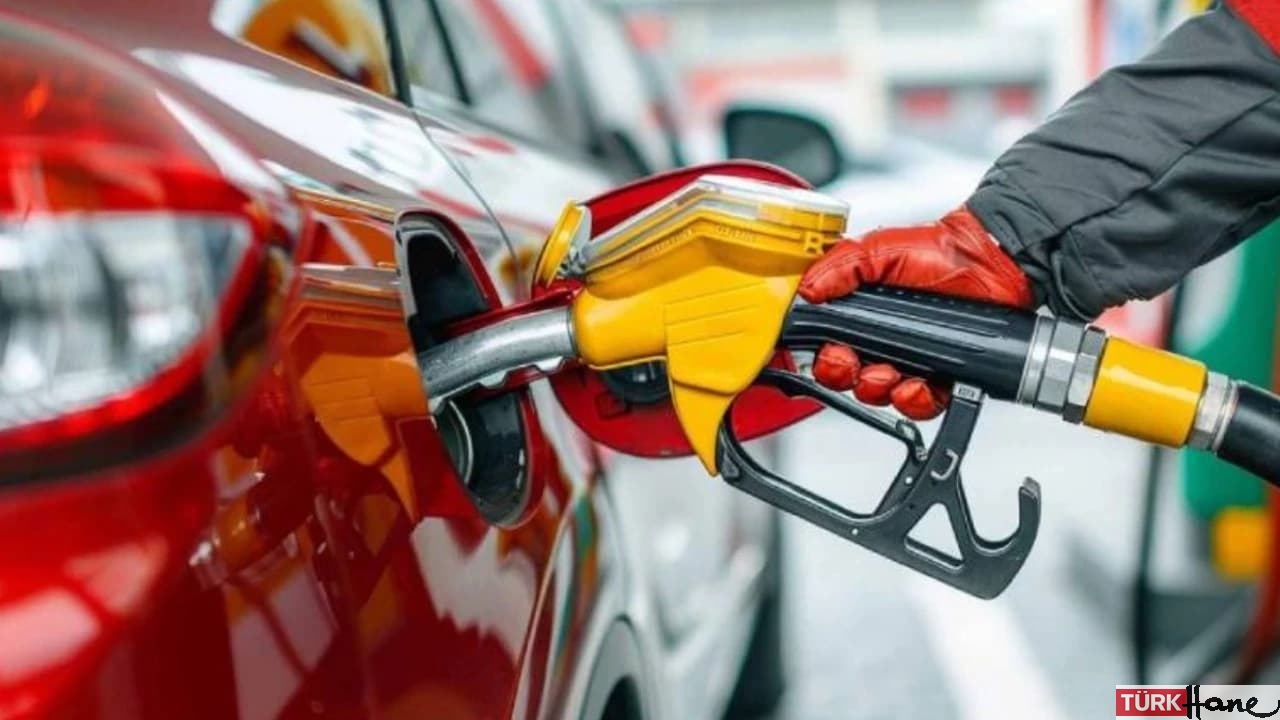 Benzinin litre fiyatına 1 lira 30 kuruş zam geldi