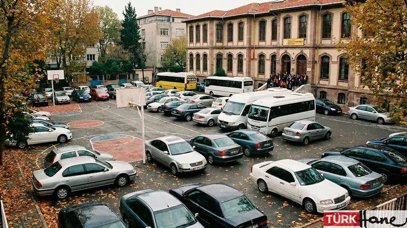 İstanbul’da 19 okul bahçesi valilik kararıyla ücretli otoparka dönüştürüldü: Sendikalardan “gelir elde etm