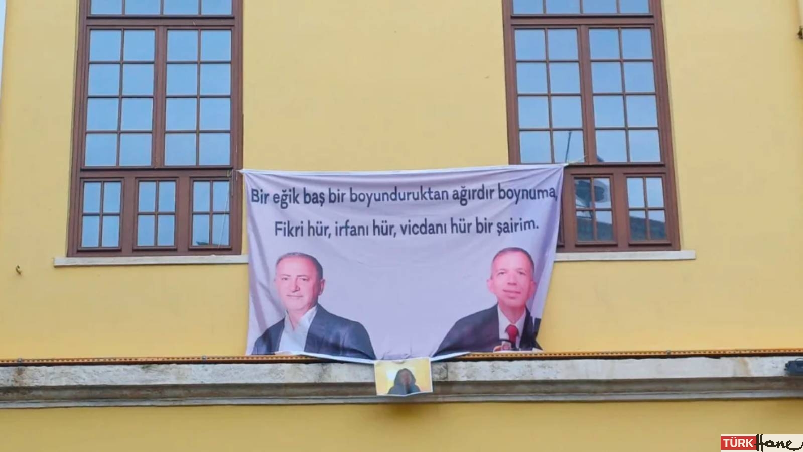 Galatasaray Lisesi Geleneksel Kış Pilav Günü’nde Fatih Altaylı ve Remzi Sanver’e destek pankartı