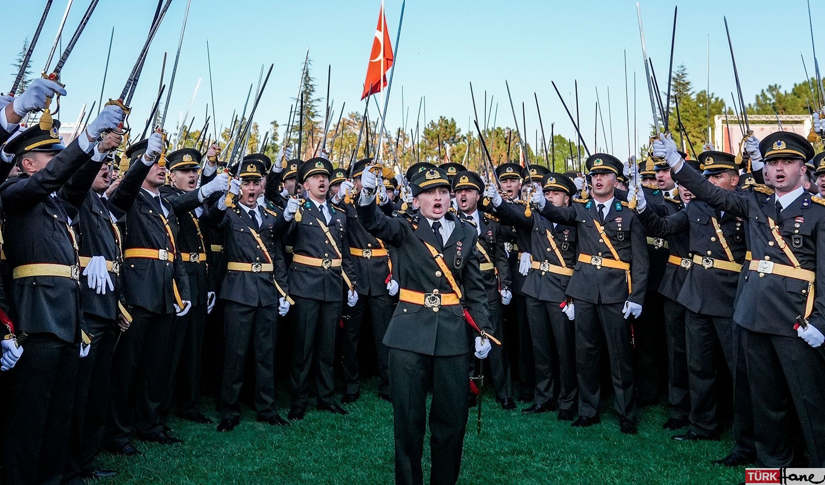 Ünlü iş insanı sahip çıktı: TSK’dan ihraç edilen Ebru Teğmen’in yeni işi belli oldu