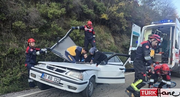 Trabzon’da otomobilin üzerine kaya düştü