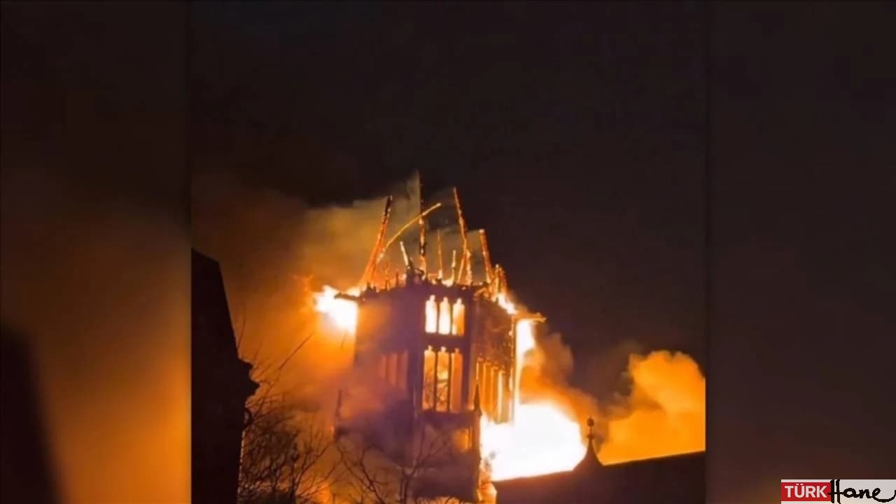 Amsterdam’daki tarihi Vondelkerk Kilisesi’nde yangın: Kule ve çatı çöktü