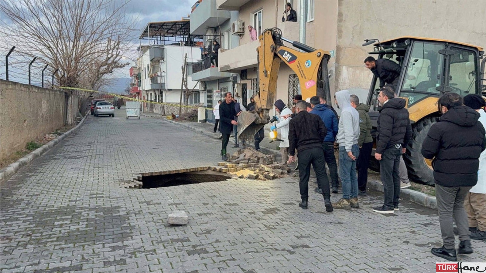 Manisa’da yol çöktü: İnsana ait kafatası ve kemik bulundu