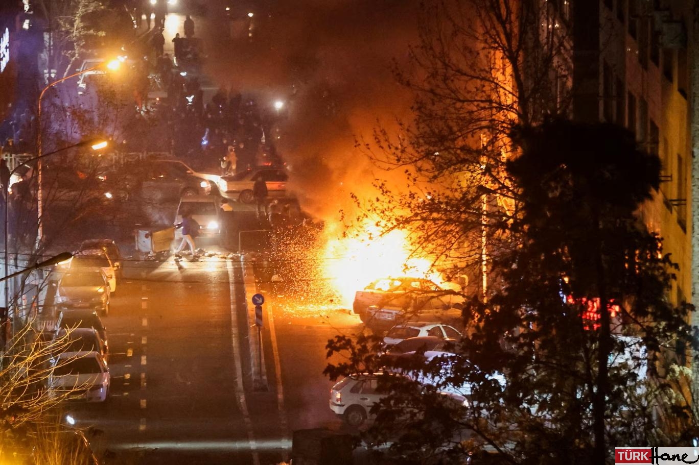 İran’da ölenlerin sayısı 2 bin 615’e yükseldi: Hava sahası kapatılıp açıldı, gündemde ABD müdahalesi va