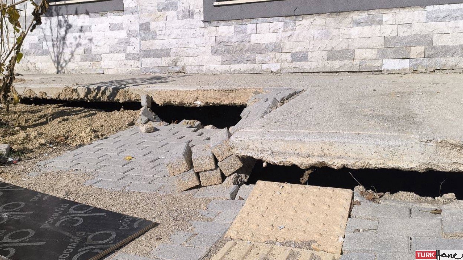 Depremzedelere yapılan TOKİ evlerinde yağmur sonrası çökme yaşandı