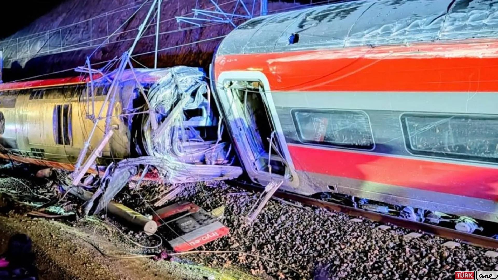 İspanya’da iki hızlı tren raydan çıktı: 21 ölü, 30’u ağır 100 yaralı