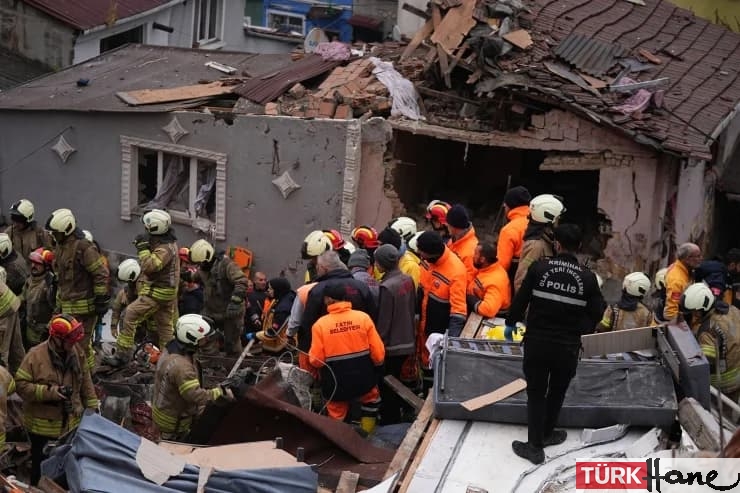 Fatih’te iki bina çöktü: Beş kişi hastaneye kaldırıldı